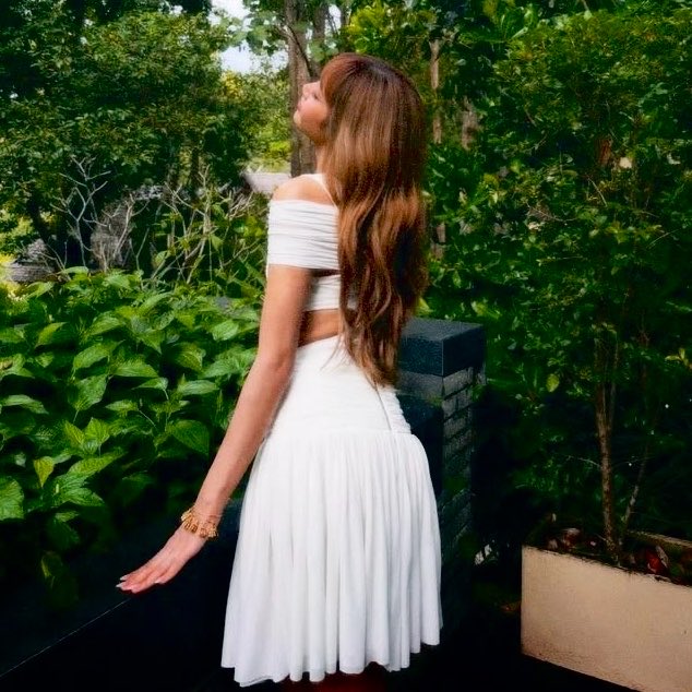 fileslm's tweet photo. lisa being a committed and inspiring humble artist, a thread https://t.co/th2HkZ11Hl