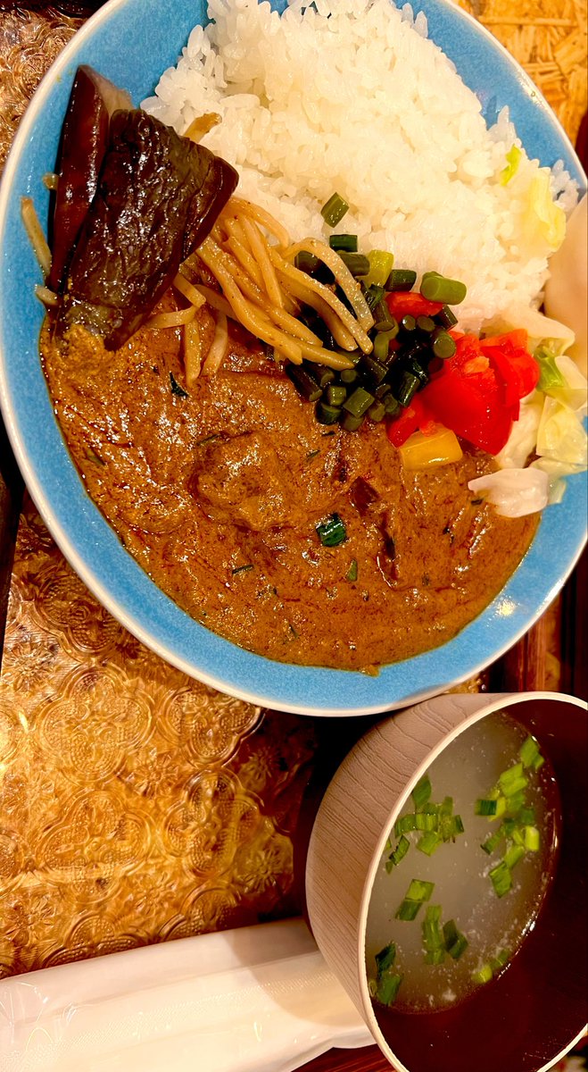 lulucoshimp's tweet photo. 下高井戸で食べた台湾カレーがとんでもなく当たりでした！🍛

一杯のスプーンの量で味を何段階変えてくるのって話。緻密で計算された🍛よこれは🫢

濃厚だけど決して重たくなく。
夏野菜の旨味も、後からゆっくり来る程良い辛味もベスト。

家で作りたいけど絶対再現できない味ですわぁ。 https://t.co/2rGFsSKA9x