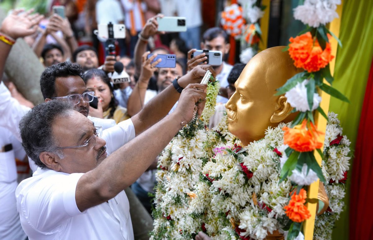 SamikBJP's tweet photo. পশ্চিমবঙ্গের সৃষ্টিকর্তা, জনসংঘের প্রতিষ্ঠাতা ডঃ শ্যামাপ্রসাদ মুখার্জীর জন্মজয়ন্তী উপলক্ষে লেক টাউন শ্যামাপ্রসাদ কলোনিতে তাঁর মূর্তিতে মাল্যদান করে শ্রদ্ধা নিবেদন ।#125YearsOfDrSPMukherjee https://t.co/baCei6ITaM