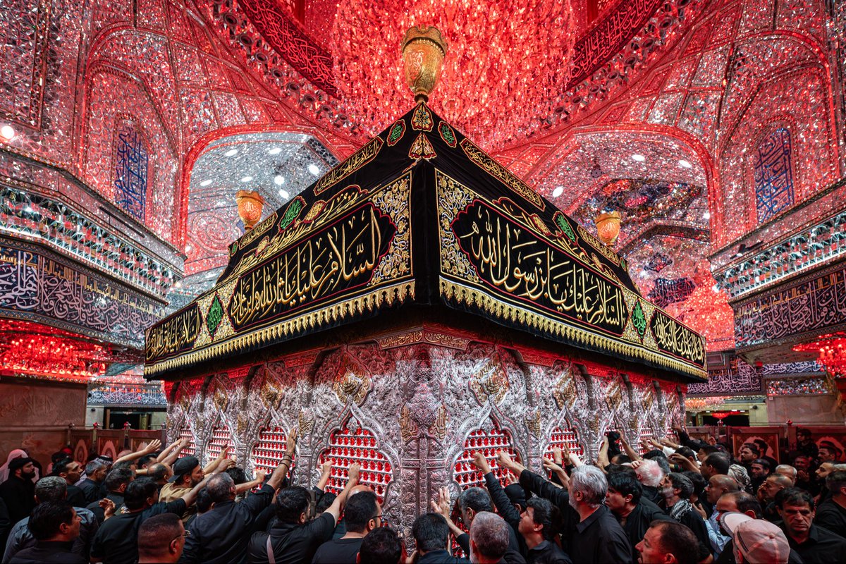 karbala_tv's tweet photo. قال اللهُ تعالى في سورة المائدة:

﴿يَا أَيُّهَا الَّذِينَ آمَنُوا اتَّقُوا اللَّهَ وَابْتَغُوا إِلَيْهِ الْوَسِيلَةَ﴾

وأنتم – واللهِ يا سادتي – خيرُ وسيلةٍ إلى الله، وبكم تُرجى القُربى، وتُستجابُ الدعوات https://t.co/r7mQgbh4pn