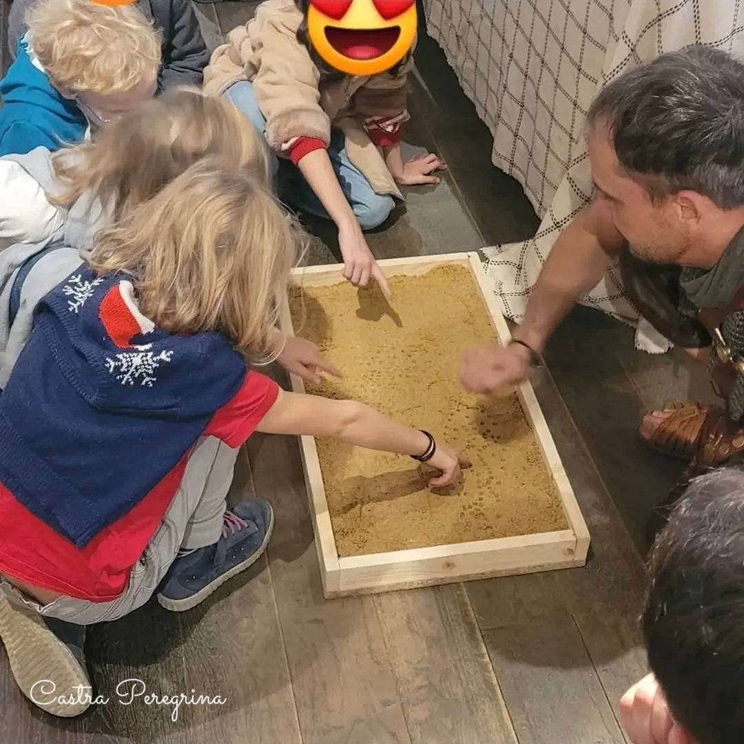 PeregrinaCastra's tweet photo. 4/4 Enfin vos enfants pourront être initiés au maniement des armes (adaptées!)  du petit légionnaire romain et aux techniques pour devenir un futur espion de Rome   ! https://t.co/b2pXpcb32O