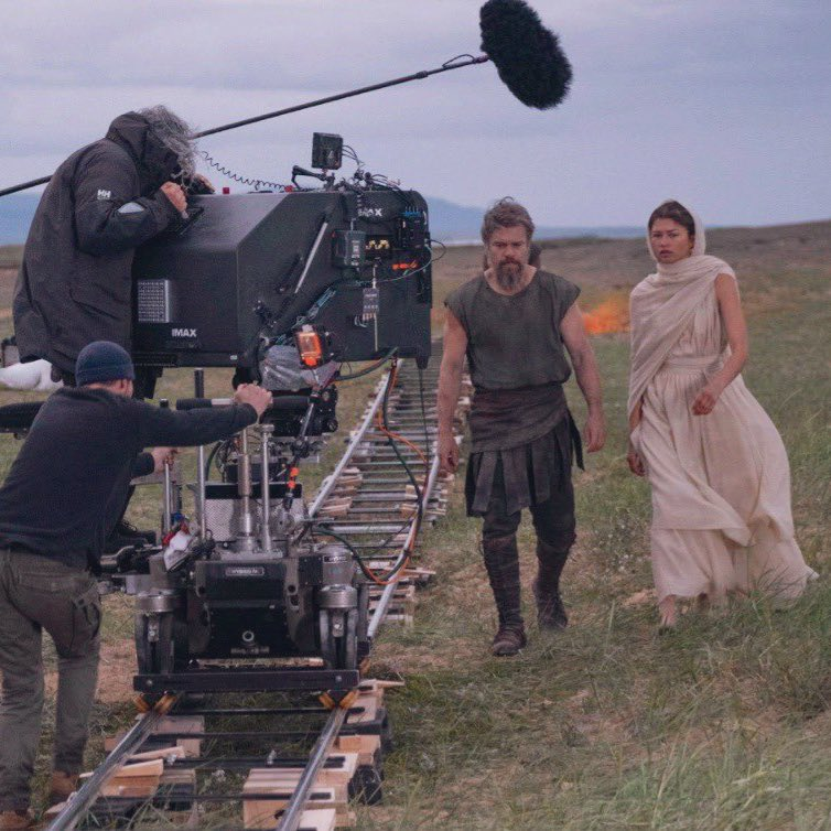 dailypop__'s tweet photo. Tom Holland a cru que Christopher Nolan détestait son jeu lors du tournage de sa première scène de ‘L’ODYSSÉE’, avant de découvrir que les caméras IMAX ne peuvent filmer que 3 minutes à la fois : 

« Je me souviens qu’il arrêtait sans cesse la prise. Je me disais : “Il n’aime pas ce qu’on est en train de faire ?” Puis le coordinateur des cascades, George Cottle, m’a expliqué : “Non, non, il n’y a que trois minutes de pellicule dans le chargeur.” Je me suis dit : “Oh, Dieu merci.” J’étais persuadé d’être complètement en train de tout rater. »

(via https://t.co/iNwgpwZyz7)