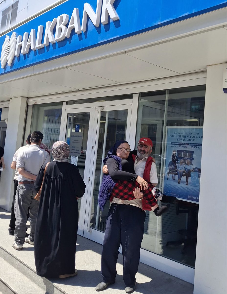 vitabrevis75's tweet photo. Bugün tesadüfen karşılaştığım ve PTT'den Halkbank'a taşınan 5.100 TL'lik engelli maaşını çekebilmek için bankaya götürmemi rica etmesi üzerine, sonrasında evlerini ziyaret etmemle gelişen olaylar...

Aşağıda gördüğünüz bu evde malesef kiracılar..

Çok zor koşullar altında yaşam mücadelesi veren engelli bu ablamız için desteğinize ihtiyaç var.

Yapacağınız her katkı; temel ihtiyaçlarının karşılanmasına, yaşamının biraz daha kolaylaşmasına ve umudunun yeniden yeşermesine vesile olacaktır.

İmkânı olan herkesi dayanışmaya davet ediyorum.

Paylaşarak yaymanız bile büyük bir katkıdır. 🙏