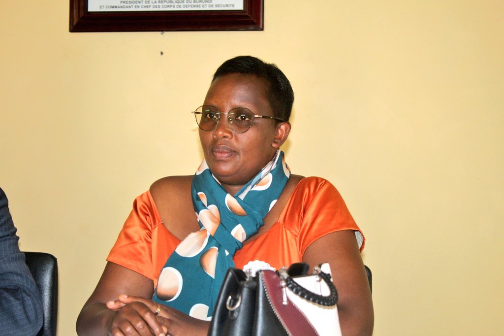 UbumweHebdo's tweet photo. Kuba ufise urupapuro rw'amashure ya Kaminuza,ni kimwe mu bisabwa kugira umuntu aje mu murwi wigenga ujejwe gutegura amatora muri Komine #CECI.Vyashikirijwe mu nama yakoreshejwe na Buramatari w'intara ya @PButanyerera Segasago Victor arikumwe n'umurwi wigenga mu ntara #CEPI https://t.co/uzP955o2hj