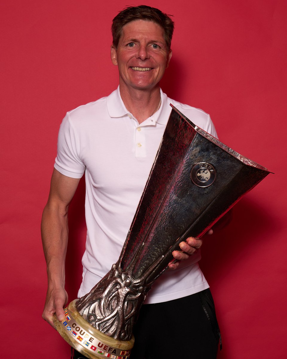 EuropaLeague's tweet photo. Oliver Glasner 😁🏆

#UEL https://t.co/lXNJevCTwb