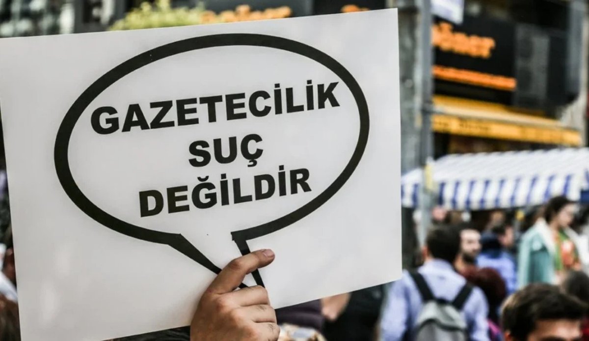 KaosGL's tweet photo. 📍CHP’den haziran ayı Basın Özgürlüğü Raporu: 7 gazeteci gözaltına alındı, 3 gazeteci tutuklandı 

CHP’li Utku Çakırözer, haziran ayına ilişkin Basın Özgürlüğü Raporu’nu kamuoyuyla paylaştı; raporda, Kaos GL Genel Yayın Yönetmeni Yıldız Tar’ın tutuklanmasına dikkat çekildi.

https://t.co/MvxHRvpKr6