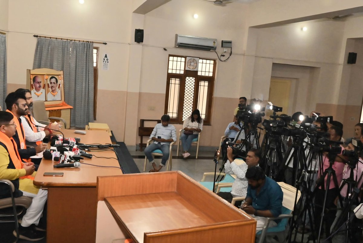 pratulshahdeo's tweet photo. भारतीय जनता पार्टी के प्रदेश मुख्यालय में प्रेस वार्ता।
 .@BJP4Jharkhand जेपीएससी की 14 वीं सिविल सर्विस परीक्षा के पीटी के परिणाम को अविलंब रद्द करने की मांग करती है।साथ में यह सरकार सीबीआई जांच की अनुशंसा करें।
सिर्फ अध्यक्ष के हस्ताक्षर से जारी हुआ परिणाम। 3 सदस्यों ने हस्ताक्षर करने से इनकार किया। आज हमने प्रेस वार्ता में ओएमआर शीट में गड़बड़ी को भी दिखाया। झारखंड सरकार युवाओं के सपनों को बेचना बंद करे।
भारतीय जनता पार्टी युवाओं के साथ खड़ी है।
@AdityaPdSahu @yourBabulal @dasraghubar @MundaArjun @ChampaiSoren @bjpkarmveer
