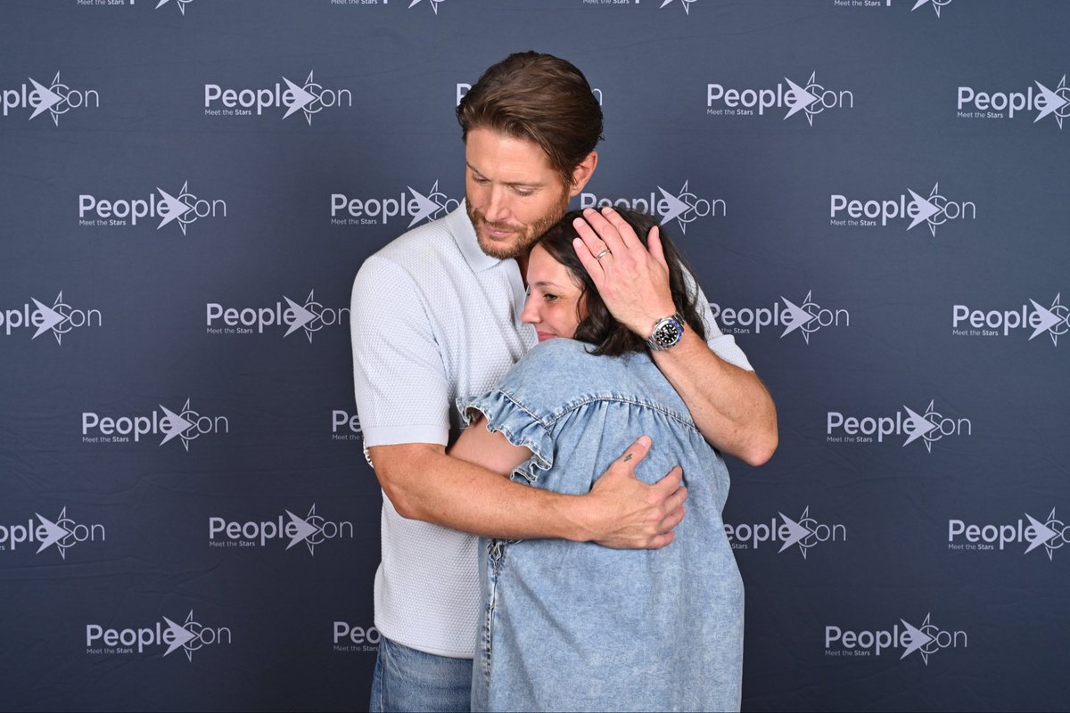 Giu_lietta2's tweet photo. So grateful for this weekend and for this moment. Jensen you are my safe place 🤍 I’m still here to be honest… But eternally grateful for all the Lovely girls I met and spent some Time with. Thank you so much. I know you are out here ❤️❤️ #supernatural #DLC7 #DarkLightCon https://t.co/NnqXYRRiXE