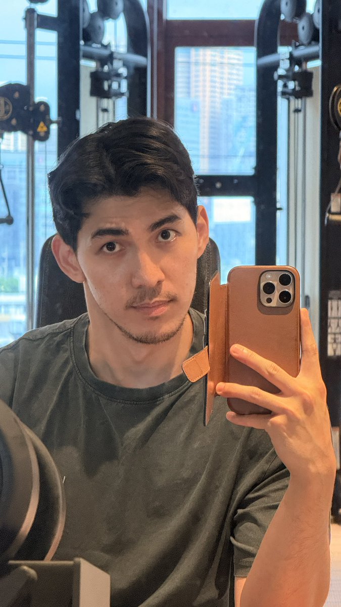 ejontheedge's tweet photo. Hmmm serious or smirking face?!?! https://t.co/WOfVrqvRJ9