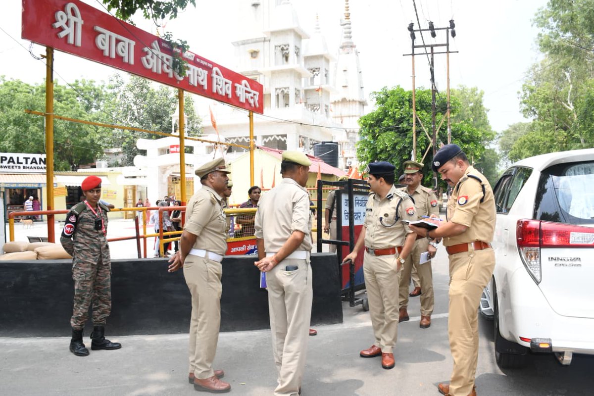digrangemeerut's tweet photo. #DIGRangeMeerut श्री कलानिधि नैथानी द्वारा आज दिनांक 06.07.2026 को आगामी #कांवड़_यात्रा के दृष्टिगत जनपद मेरठ के प्रसिद्ध बाबा औघड़नाथ शिव मंदिर का भ्रमण कर पार्किंग व्यवस्था, पार्किंग में साफ सफाई, ट्रैफिक कंट्रोल आदि का जायजा लिया गया एवं संबंधित को आवश्यक दिशा निर्देश दिए .. https://t.co/zBdfRXj5dc