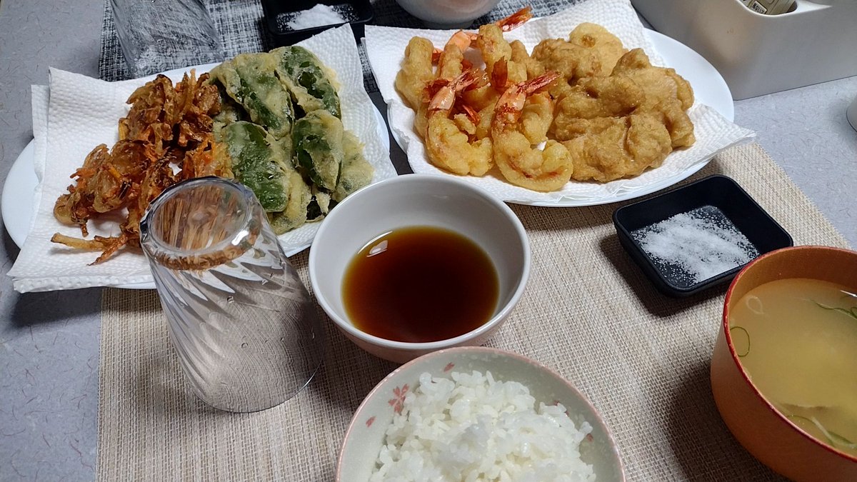 _yui_01_01_'s tweet photo. 今日の晩御飯は天ぷらー！！！
たくさん揚げるの楽しかった(*´꒳`*) https://t.co/GyFcTJYTLm