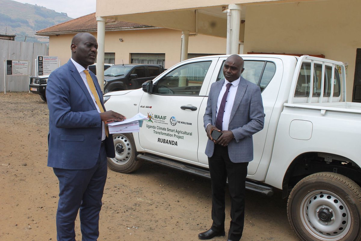 LibinoByamukama's tweet photo. Rubanda District has received a brand new _Toyota Hilux UG 1200677_ from the Ministry of Agriculture to support farmers under UCSATP.  
CAO Ahabwe: Use it for extension services.  
LC5 Kasyaba: Maintain it well. It belongs to the people of Rubanda.
@GovUganda
@Rubandadistrict https://t.co/cnl2sQADKE