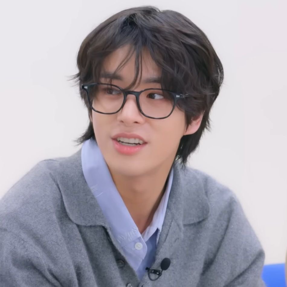 squidmorkloey's tweet photo. jake : lu makan lagi?
evan : iya
jake : lah tadi udah
evan : itu makan. ini ramyeon
jake : maksud gua, bagii,. >.<
evan : 🫪 https://t.co/O9WQ4eiqZA