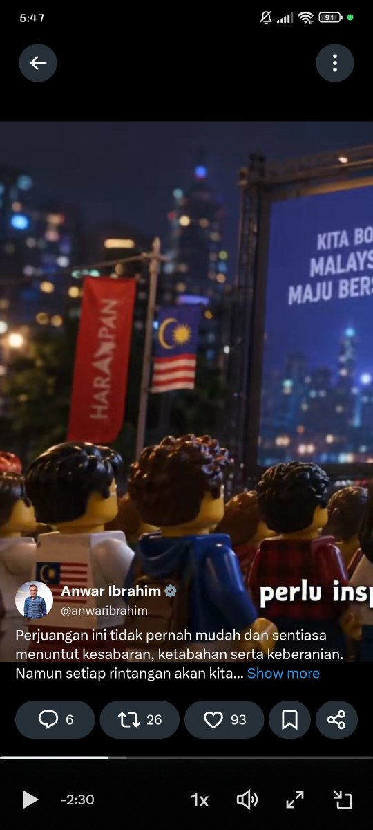 mwdhhni's tweet photo. Seorang Perdana Menteri memuat naik satu video dengan bendera yang tak cukup jalur, bendera yang ada 16 bucu bintang dan bendera yang separuh. Macam mana orang ramai nak belajar menghargai Jalur Gemilang bila PM nya pun tak kenal bentuk Jalur Gemilang yang sebenar? https://t.co/WnzfoelizH