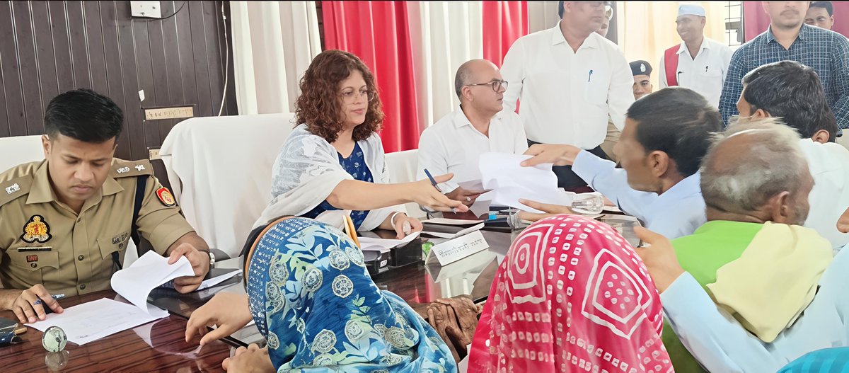 DMmahoba's tweet photo. आज पुलिस अधीक्षक महोबा व जनपद के समस्त अधिकारियों के साथ,तहसील महोबा में आयोजित संपूर्ण समाधान दिवस में जनसुनवाई कर समस्याओं को सुना गया। इस दौरान अधिकारियों को शिकायतों का मौके पर नियमानुसार उचित समाधान करने हेतु निर्देशित किया गया।
@CMOfficeUP @UPGovt @InfoDeptUP @BoardofRevenue @mahobapolice @Uppolice 
@CMHelpline1076  @JalUttar @jaljeevan_ @NagarVikas_UP
@jansunwai @UpRuralDev @uppanchayatiraj
@rahat_up @UPIrrigationWR
@uppanchayatiraj 
#जनता_दर्शन  #संपूर्ण_समाधान_दिवस