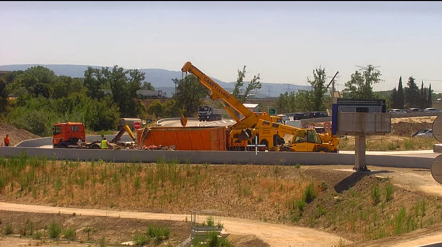 A7Trafic's tweet photo. Sur #A7  au niveau de N°24 Avignon - Chateaurenard les opérations d'évacuation du chargement et du véhicule accidenté sont toujours en cours. #InfoTrafic. https://t.co/rTighB34t3