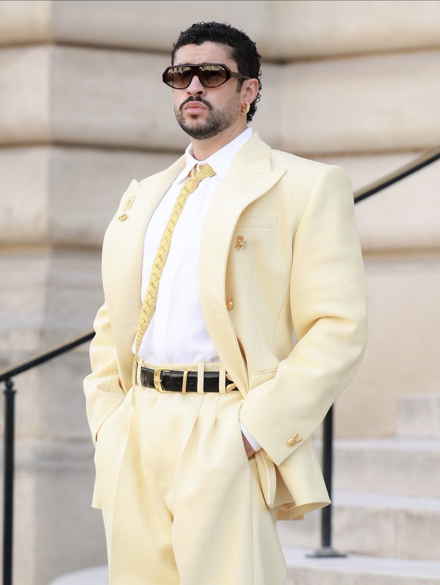 iconnermagazine's tweet photo. Bad Bunny arrived at the Schiaparelli show in a butter yellow look , complete with a braided tie. Couture Week just got a whole lot brighter. 🧈💛

#BadBunny #Schiaparelli #CoutureWeek https://t.co/GBcJDlN8KI