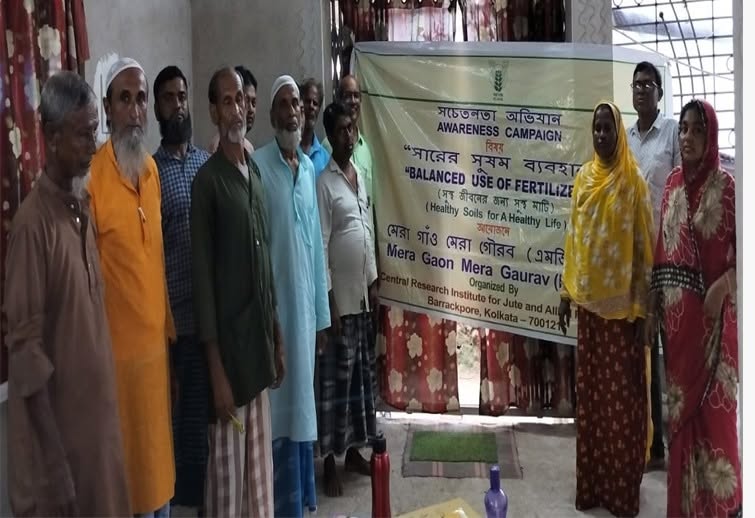 ICAR_CRIJAF's tweet photo. ICAR-CRIJAF Promotes Balanced Fertilizer Use and Soil Health Stewardship at Ula village, North 24 Parganas on June 15, 2026.
#KhetBachaoAbhiyan #ICAR #BalancedFertiliserUse #संतुलितउर्वरकउपयोग #खेत_बचाओ_अभियान #CRIJAF #MGMG #SoilHealth #SustainableAgriculture #SoilHealthCard https://t.co/FQltMWI5XW