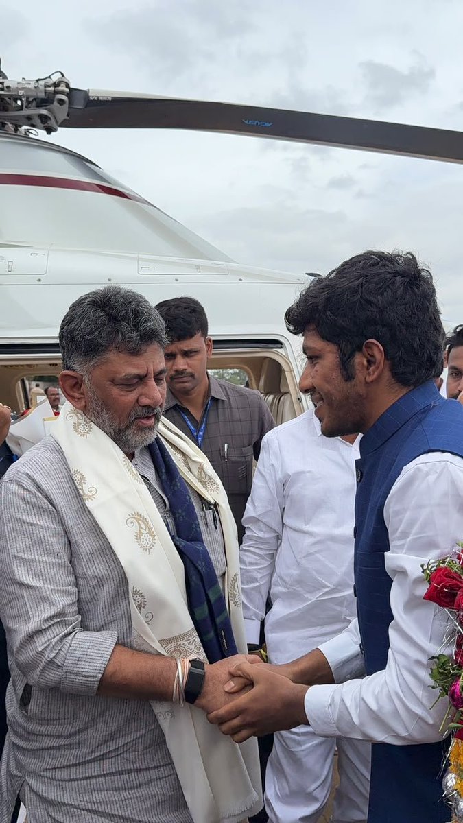 SagarKhandre12's tweet photo. ಶರಣರ ನಾಡು, ವಿಶ್ವಗುರು ಬಸವಣ್ಣನವರ ಕರ್ಮಭೂಮಿ ಬಸವಕಲ್ಯಾಣಕ್ಕೆ ಆಗಮಿಸಿದ ಕರ್ನಾಟಕ ರಾಜ್ಯದ ಮಾನ್ಯ ಮುಖ್ಯಮಂತ್ರಿಗಳಾದ ಸನ್ಮಾನ್ಯ ಶ್ರೀ @DKShivakumar ಅವರನ್ನು ಆತ್ಮೀಯವಾಗಿ ಸ್ವಾಗತಿಸಿ, ಬರಮಾಡಿಕೊಂಡೆನು

Warmly welcomed and received the Honorable Chief Minister of Karnataka, Honarable Shri D.K. Shivakumar ravaru, upon his arrival in Basavakalyana the land of the Sharanas and the workplace of Vishwaguru Basavanna.

@CMofKarnataka