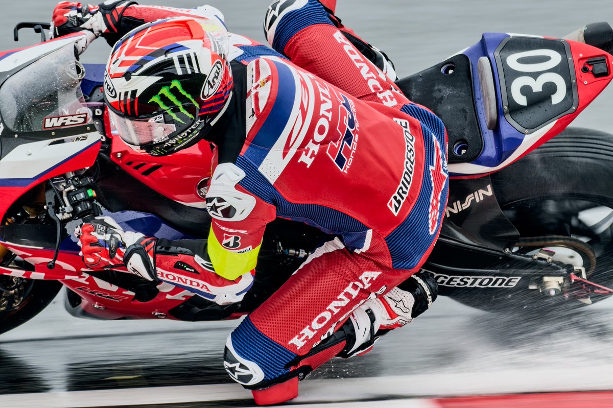 akkiy005's tweet photo. フルウェットの鈴鹿を制したHonda HRC。
水しぶきを切り裂きながら限界まで攻める Jonathan Rea。
世界トップライダーの走りを間近で感じられた最高の一枚です。
Honda HRC、鈴鹿8耐5連覇おめでとうございます!🏆🏍️
#鈴鹿8耐 #Suzuka8Hours #HondaHRC #JonathanRea https://t.co/zoWmh4A05c
