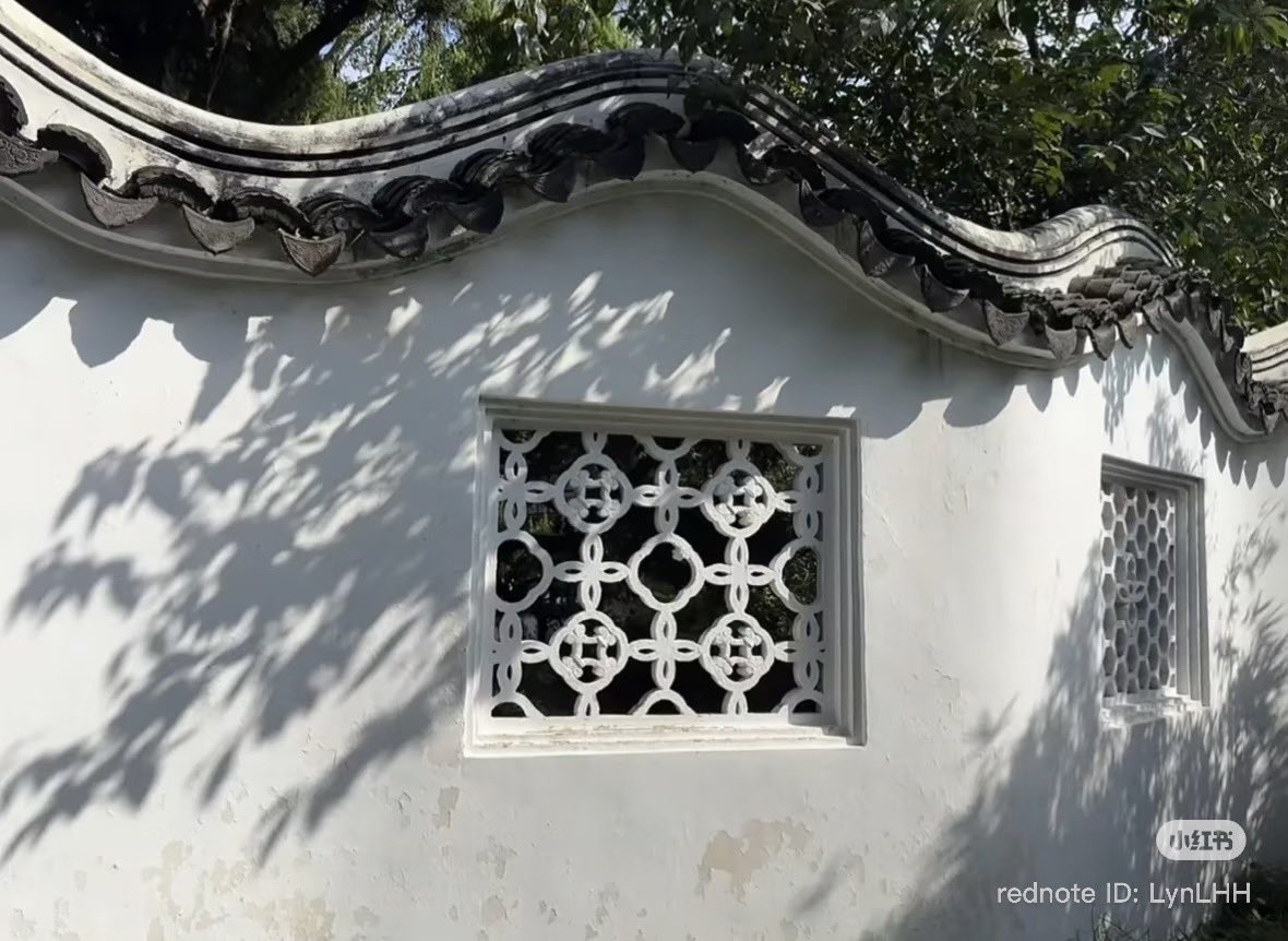 kawaiichichu's tweet photo. Di China juga lagi rame mendebatkan LV vs Molly Tea ini. Ada yang beranggapan kalo China ancient culture ada logo bunga yg mirip logo Molly Tea jadi gapapa dong Molly Tea ambil dari culturenya sendiri.

Ada yang beropini juga sebenernya insponya ga ngaruh yg ngaruh yg paling cepet daftarin paten logonya.

https://t.co/it4qQvZ9Rs
