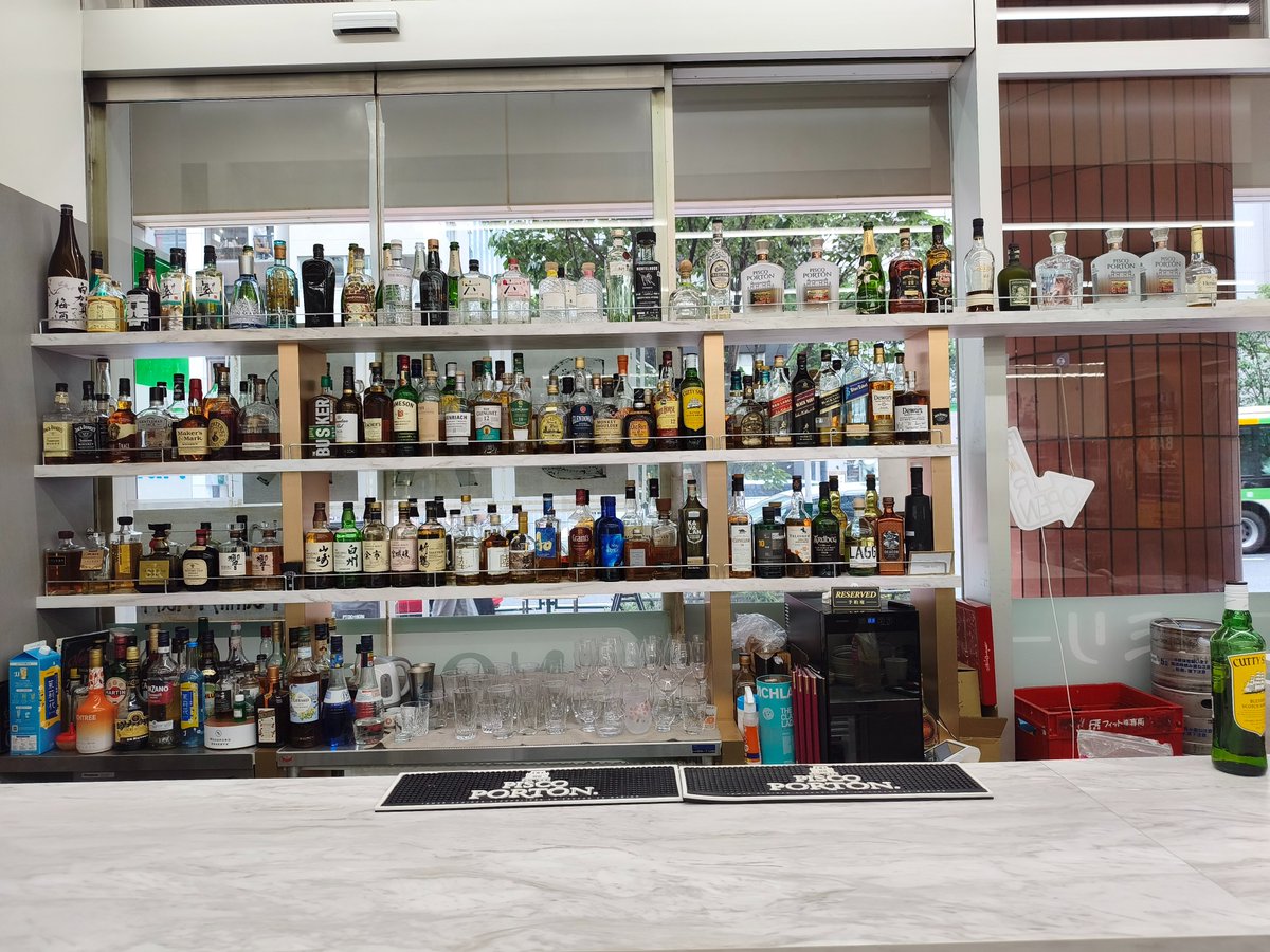 natsu_mix's tweet photo. 『ファミリーマート 渋谷明治通り店』で見た知らない業態。
お酒の美術館とのコラボ業態？ファミマの店内にバーがあって、ファミマのフード商品を持ち込み可能と書かれていました。 https://t.co/I9oupOEGSf