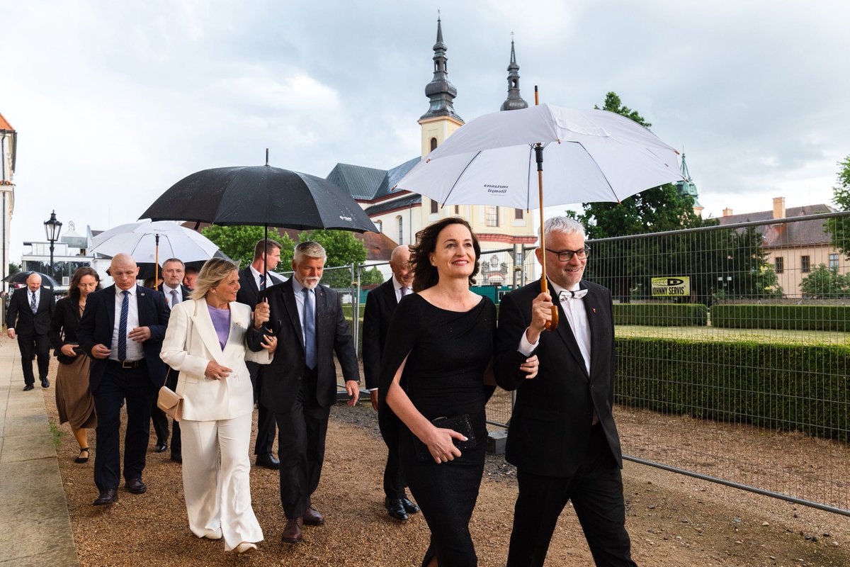prezidentpavel's tweet photo. Včerejší závěrečný koncert Smetanovy Litomyšle byl krásným vyvrcholením celého festivalu. Ten i letos ukázal, že klasická hudba má své pevné místo v naší kulturní tradici a současně dokáže spojovat publikum z domova i ze zahraničí.

S Evou děkujeme za příjemný večer a těšíme se na další ročník.

Foto: Majda Slámová