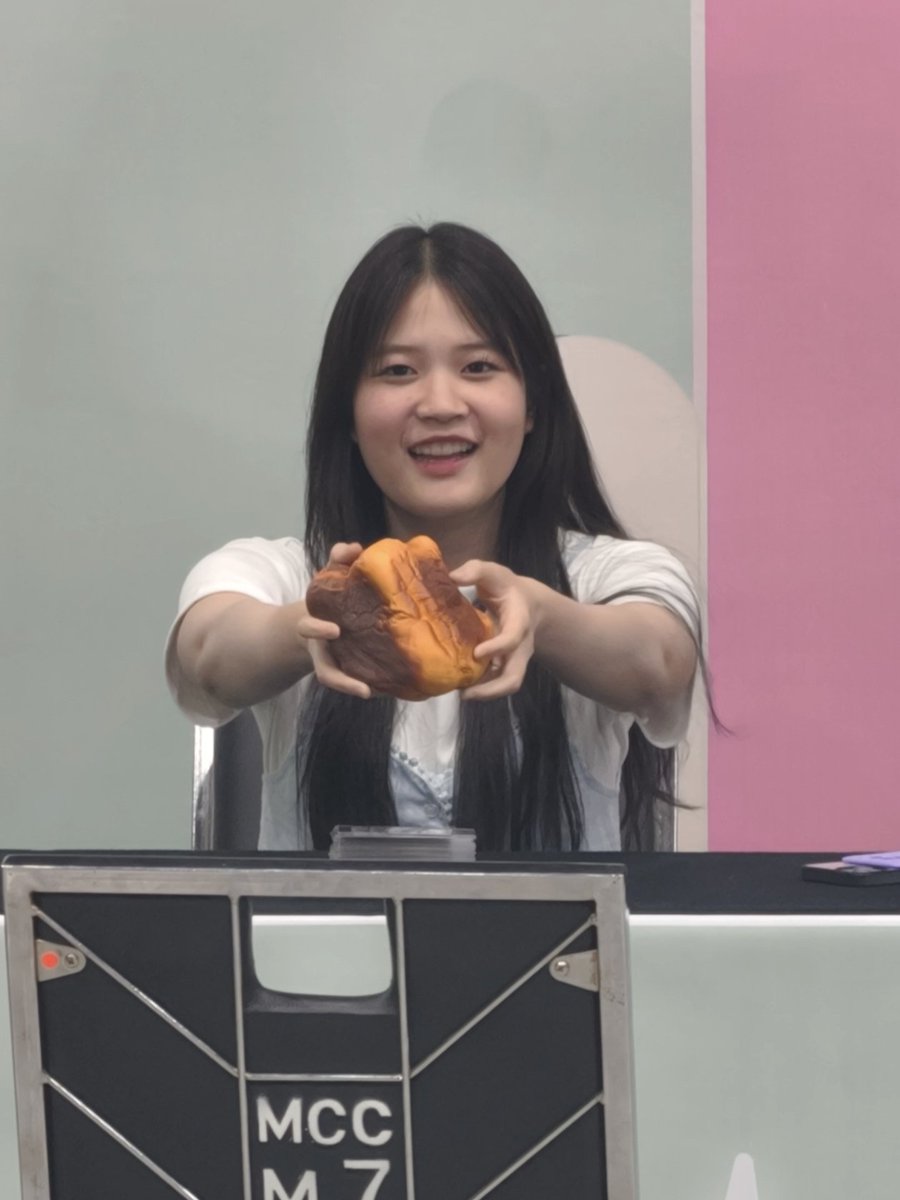 lnwGEE22's tweet photo. ว่าด้วยเรื่องสกุชชี่ 🍞

ปันผล🥚 : หนูเหมือนเด็กเลยอะ  ธารายังมีสกุชชี่แค่ 4-5อันเอง หนูมีตอนนี้ 11อันแล้วว

ฉัน : ไอก้อนสกุชชี่ขนมปังอันนั้นอะนะ

ปันผล🥚 : ใช่อันนั้นไม่ได้เอามาและวันนี้

ฉัน : มีเยอะจังอะ555

ปันผล🥚 : เงินเดือนออกก็ต้องซื้อ 🤑

ของมันต้องมีมาก😆
#PunponCGM48 https://t.co/mWQ8gEKIYe