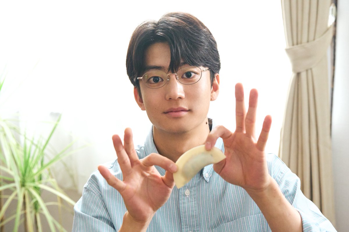 taberudake_tx's tweet photo. 🍽️ ✧ 𝐨𝐟𝐟 𝐬𝐡𝐨𝐭 ✧ 🥀

第1話
〜ふたりの秘密を包んだ餃子〜

U-NEXT＆TVerにて配信.ᐟ📺
ドラマ『#一緒にごはんをたべるだけ』
毎週木曜深夜𝟐𝟒:𝟎𝟎〜放送中.ᐟ

☑︎U-NEXTにて見放題独占配信.ᐟ
☑︎TVerで無料見逃し配信.ᐟ
▶︎▶︎https://t.co/bOwdezuYYC
▶︎▶︎https://t.co/Z6inkgdg5U