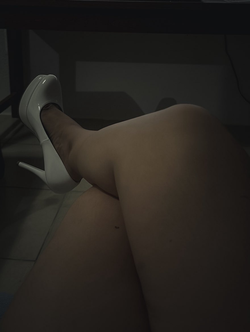 DeepTentation09's tweet photo. Te gustan mis tacones? 🫣 Quiero un masaje con lengüita pero los traje todo el día puestos, los chuparías? 

#pies #cornuda #wife https://t.co/aTU2u4Ukng