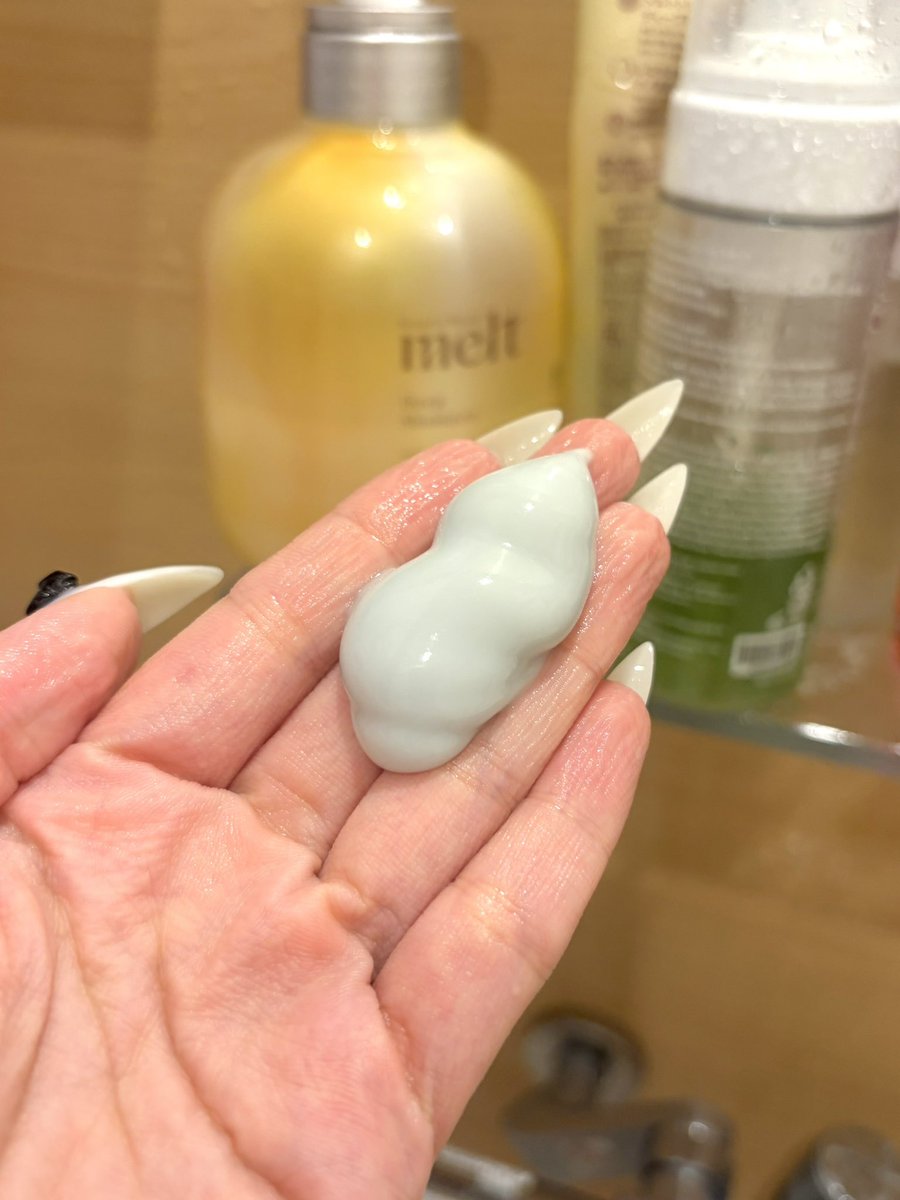 kusobiyoakaka's tweet photo. バズりにバズり散らかしたビオレの角栓崩壊洗顔、しっかりリピった☝️私は毎日の朝洗顔に使ってるけど一番効果的な使い方はお風呂の中で顔濡らしてから(重要‼️)気になる部分をやさしく30秒ｸﾙｸﾙ。つるっつる肌なってメイクノリも格段に良くなる。【PR】 https://t.co/ISYeazSlJV