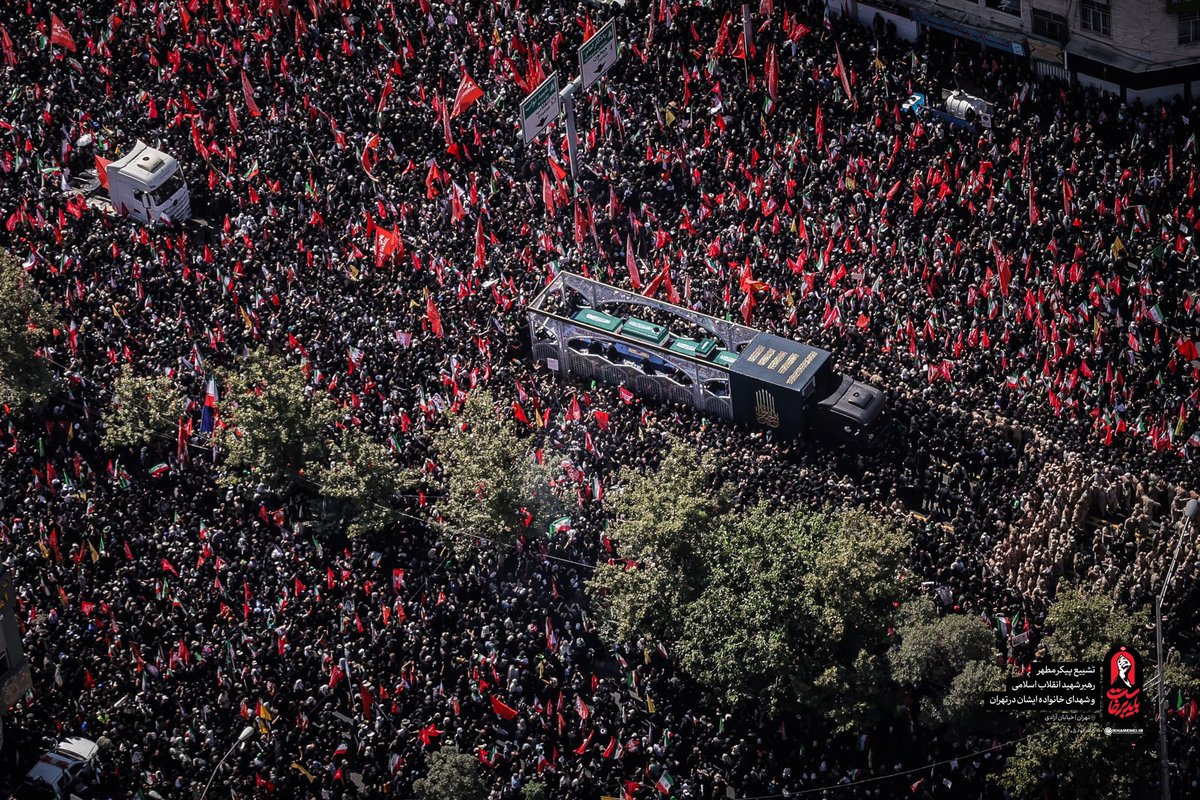 Jaffery_313's tweet photo. Millions gather at the funeral, waving Red flags . The Iranian people are demanding revenge for the blood of Ayatollah Khamenei.
🚩✊🏻
#Iran   
    https://t.co/UzvNZY8qnx https://t.co/yIfKqJeRHX