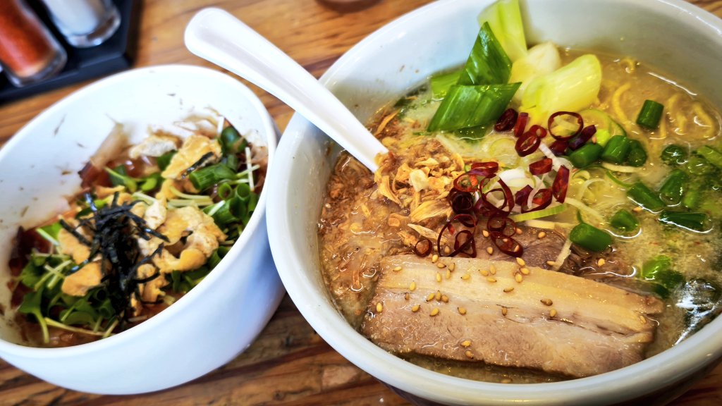 TsuyoshiGojo's tweet photo. 今夜は、早飯！
細麺のラーメンが食べたくて久々の山頭火さんへ🍜
青唐仕立ての豚骨しおラーメンにねぎめし、たっぷりのねぎに青唐辛子の辛さが豚骨にマッチしていて最高でした～😋 https://t.co/5NuJLqi5mI