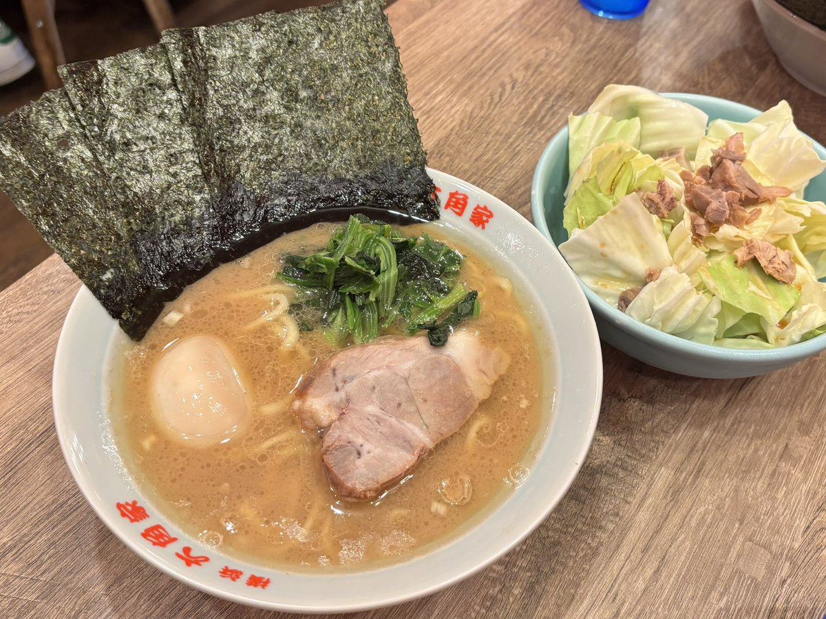 takeyukya's tweet photo. 土曜日。久しぶりの六角家！
ラーメン、味付玉子、キャベチャー
豚骨臭は以前より控えめ、でも駅ビルでこのクオリティはありがたいねえ…！
帰り際、いつものお姉さんにご挨拶できた🥰 https://t.co/3SAV1qU8KK