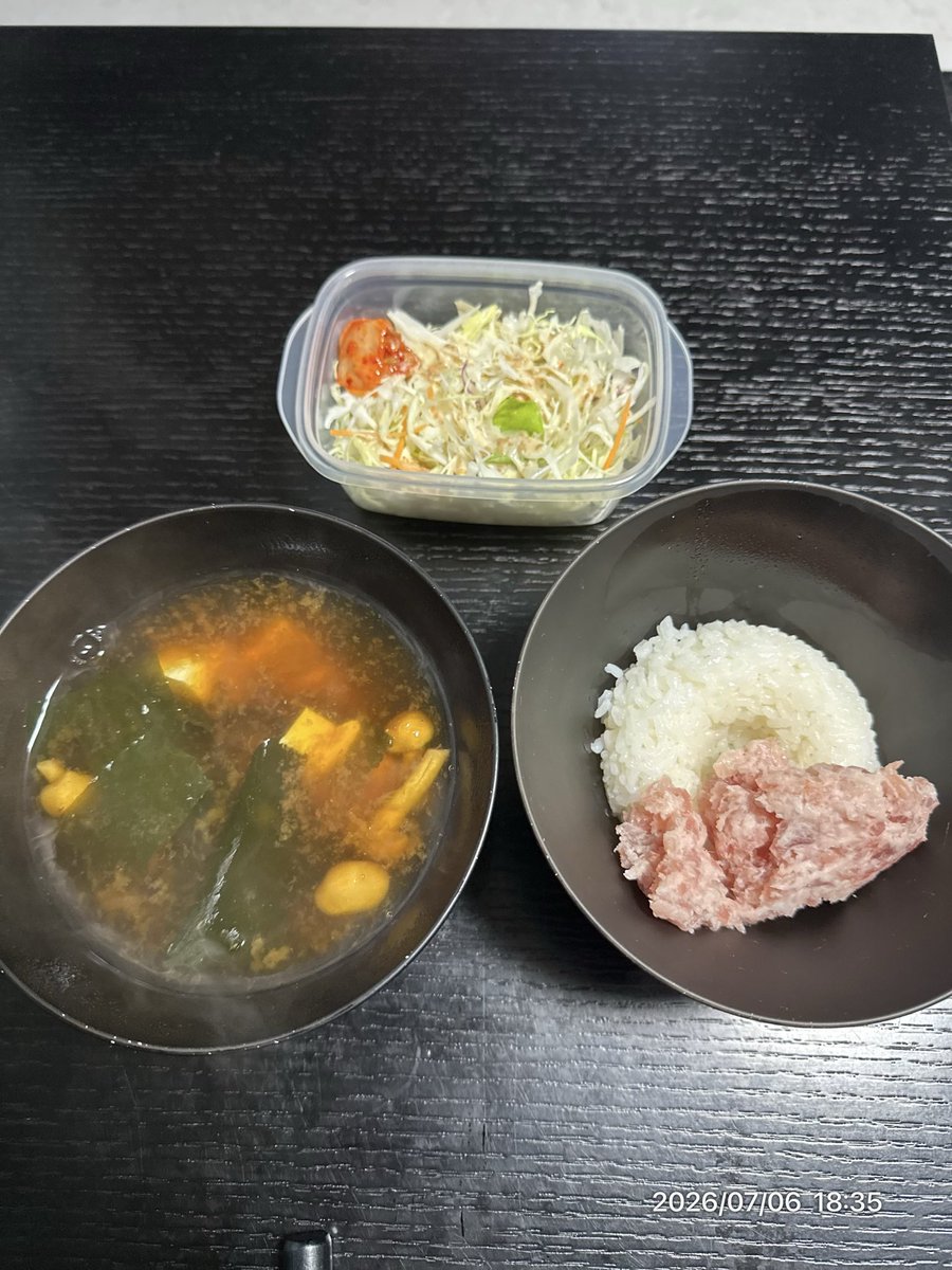 Y_record_0819's tweet photo. こんばんは！ 🌙
今日2026/07/06の夕食

豆腐とわかめの味噌汁
まぐろたたきご飯
キャベツサラダ＆キムチ

📊栄養成分（1食あたり目安） ✅ たんぱく質：約35-40g ✅ 糖質：約75-85g ✅ 塩分：約4.5-5.5g ✅ カロリー：約750-850kcal ✅ 脂質：約20-25g ✅ 食物繊維：約8-10g

具沢山スープで体が温まる夕食！
肉そぼろご飯も美味しそう🍲

#ブルバ100 
#筋トレ飯 
#高タンパク 
#夕食記録 
#食事記録
