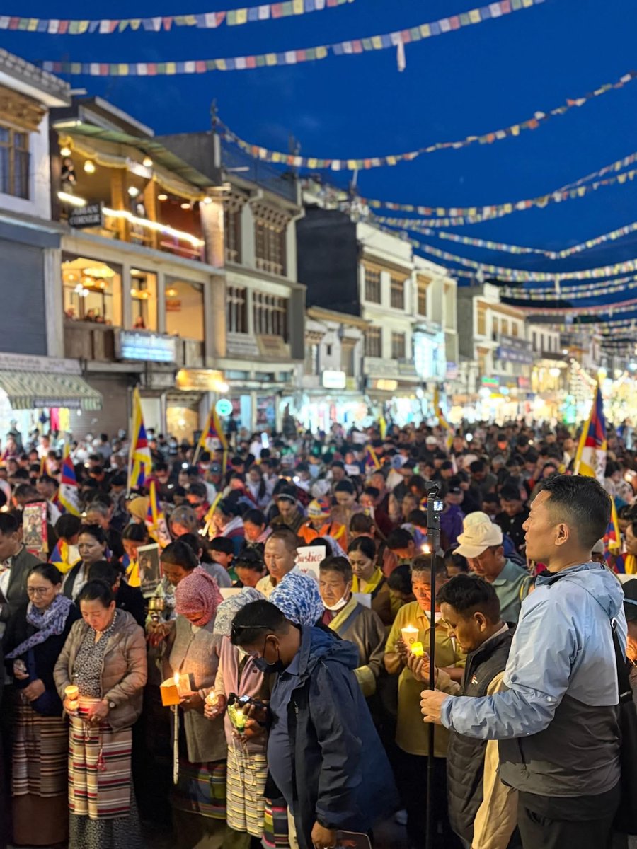 NacionsSEstat's tweet photo. Tibetans a Ladakh, celebren una vetlla amb espelmes en honor a l'activista Lobga Rangzen, que es va autoimmolar davant la seu de l'ONU a Nova York el 2 de juliol de 2026, protestant contra les polítiques xineses al Tibet https://t.co/HXttz1zHj9 https://t.co/lxy0cjtm5K