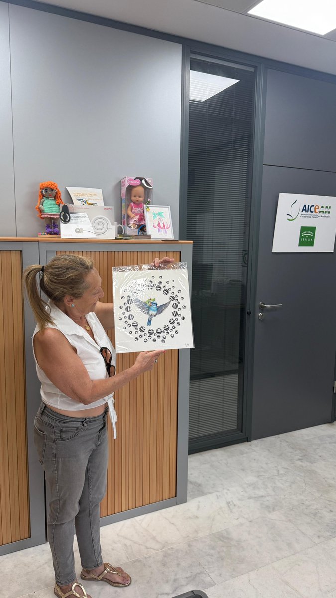 AICEAN_IC's tweet photo. Hoy hemos entregado a Quini, socia implantada y voluntaria de AICEAN, la litografía Ruido del viento, de Vicente Marzal, ganadora de nuestro sorteo.

¡Enhorabuena, Quini! 💙 Gracias a todas las personas que participaron. ¡Seguimos creando momentos especiales juntos! https://t.co/8nBz259QIy