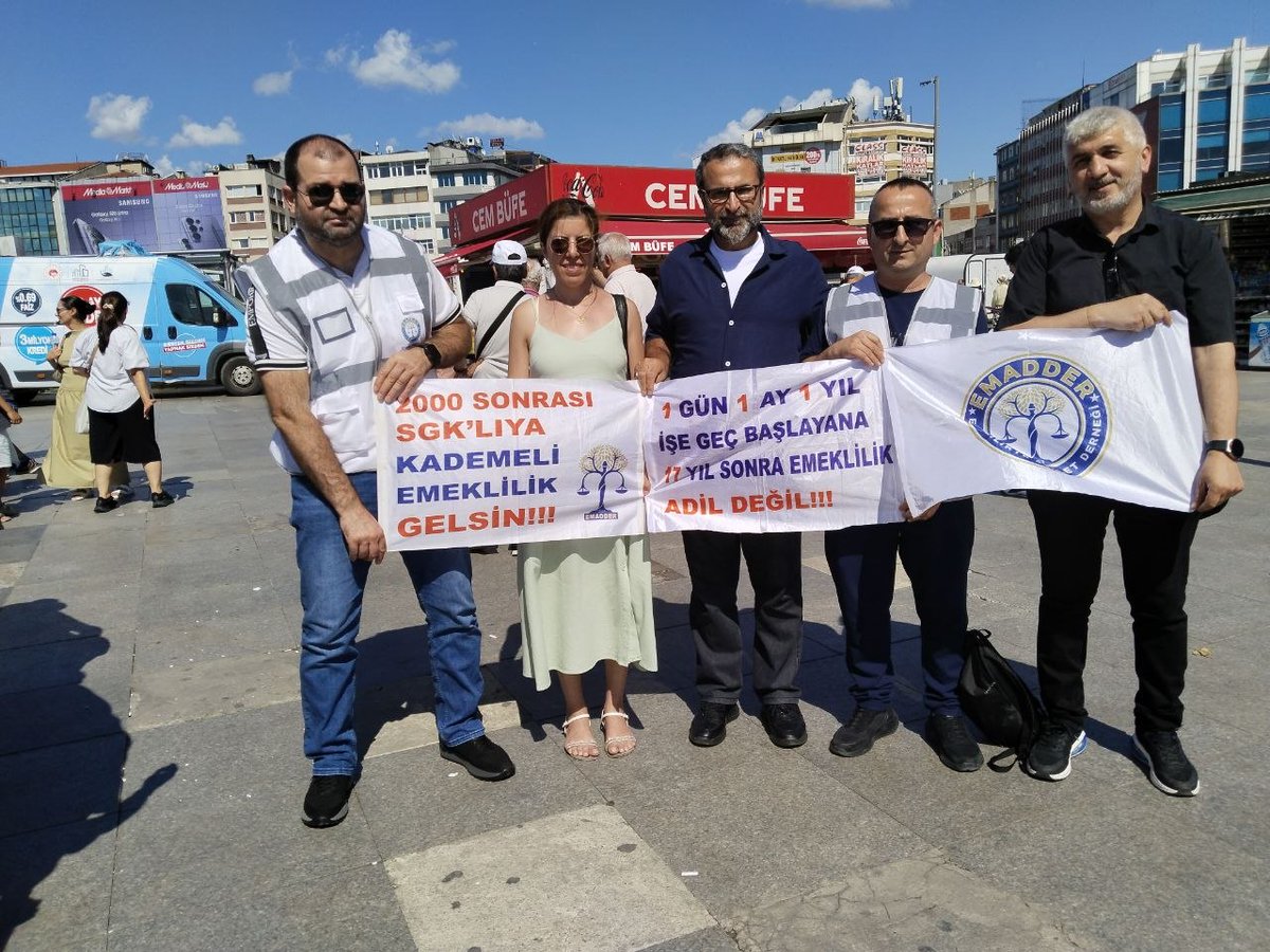 EmadDernegi's tweet photo. 📍 KADIKÖY MEYDANI’NDA ORTAK ADALET ÇAĞRISI

@_ErcanOzcelik
@EytEmeklilerFed
@ArzuLastikci

📢 SAYIN DR. ERCAN ÖZÇELİK’E TEŞEKKÜRLERİMİZLE

Kadıköy Meydanı’nda EYT-EF tarafından düzenlenen basın açıklamasında, Eğitimci-Yazar Sağlık Yönetimi Doktoru Sayın Dr. Ercan Özçelik’in kademeli emeklilik mağduriyetine dikkat çekmesi ve bu haklı mücadelede mağdurların yanında yer alması bizlere güç vermiştir.

Farklı sivil toplum kuruluşlarının ortak adalet çağrısında buluşması, milyonların sesi olma yolunda umutlarımızı büyütmektedir.

Kademeli emeklilik mücadelesine verdiği destek ve ortaya koyduğu duyarlılık için Sayın Dr. Ercan Özçelik’e teşekkür ediyoruz.

Saygılarımızla,
Emeklilikte Adalet Derneği

@EmadDernegi
@EMADDER_KADEME
#KademeÇıksınArtık