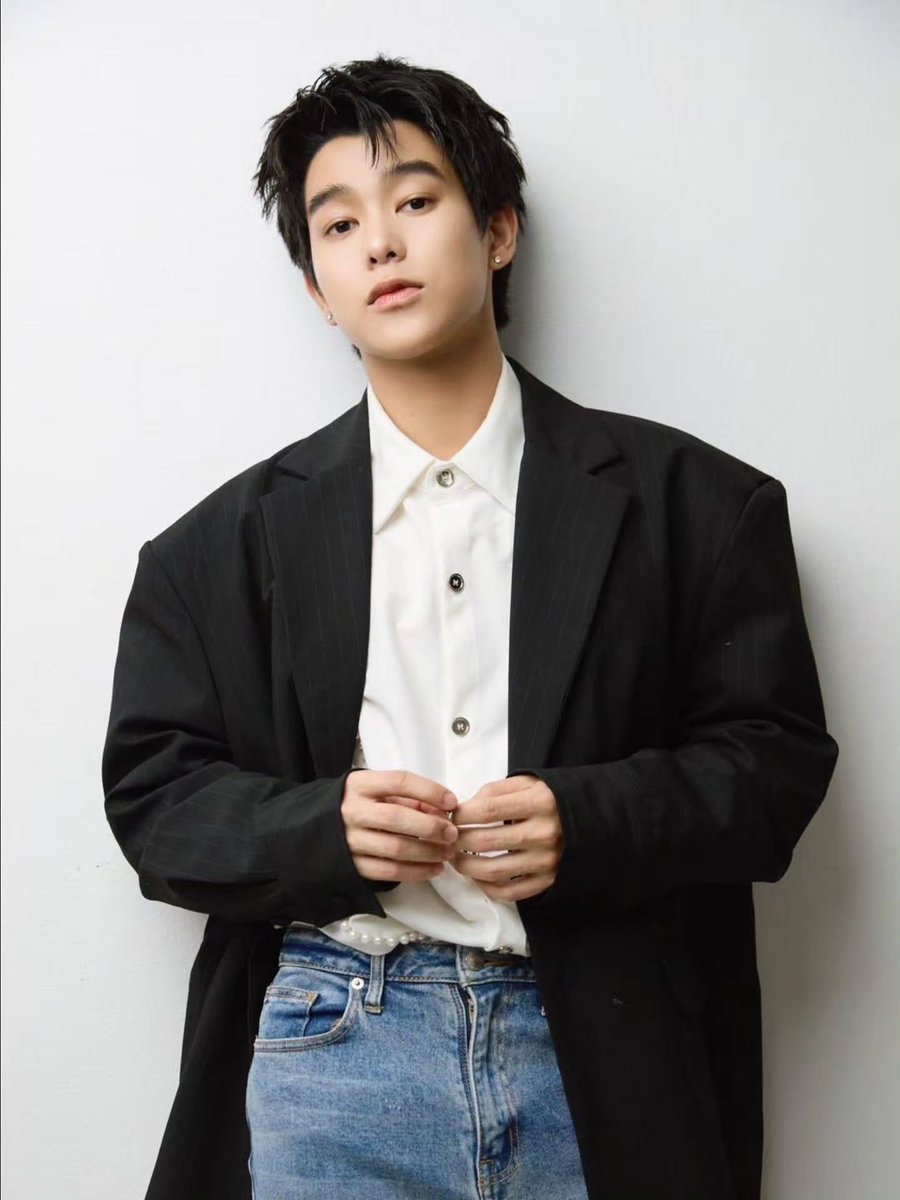 loytamwhy's tweet photo. สูทหล่อปะ https://t.co/6Piq3O2bhZ