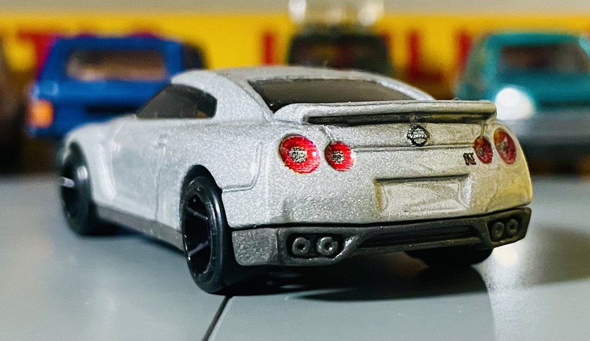 _urataro_'s tweet photo. Hotwheels 2009 Nissan GT-R

2009年の金型なだけあって、現行のR35とはクオリティにギャップを感じますね(画像の物は2023年に発売されたワイスピアソから)

今ではタンポ処理のヘッドライトもこの頃はクリアパーツ表現
実車よりもアプローチアングルが付きすぎてるせいか、やけに車高が高く感じる https://t.co/pLGTgenEAk