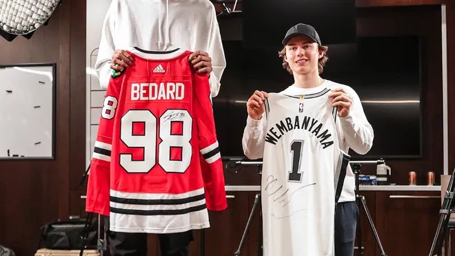 CrashDummy12x's tweet photo. “I think generally player and team have an excellent relationship. I think he’s very happy to be a member of that organization.”

- Elliotte Friedman on the relationship between Connor Bedard and the #Blackhawks 

(32 Thoughts: The Podcast) https://t.co/346YBpJth2