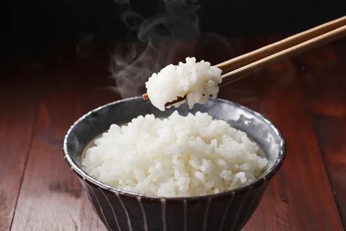 KOMEBOWZ's tweet photo. 🌾茶碗1杯のご飯には、お米が何粒入っている？🍚✨

答えは、約3,000～3,500粒！
さらに、お茶碗1杯（約150g）のご飯を炊くのに必要な生のお米は約65gで、粒数にすると約2,800～3,200粒ほどです。

普段何気なく食べているご飯ですが、1粒1粒が農家さんの手間と自然の恵みで育った大切なお米🌾✨
「いただきます」には、そんな感謝の気持ちも込められているのかもしれませんね♪

#千葉市 #米屋 #新米 #備蓄米 #もち米 #米騒動 #配送 #米配達  #コイン精米