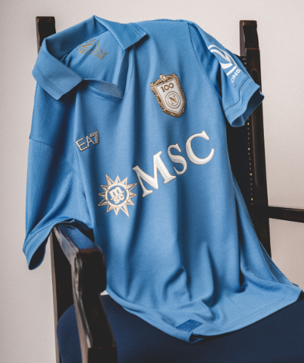 RikyCatapano's tweet photo. La @sscnapoli  ha presentato la nuova maglia Home 2026/27, che accompagnerà la squadra nella stagione del Centenario. Oltre al ritorno del Corsiero del Sole, la divisa è ispirata ad una delle maglie più iconiche della storia del Club: quella del primo Scudetto. https://t.co/LOwvavNeV1