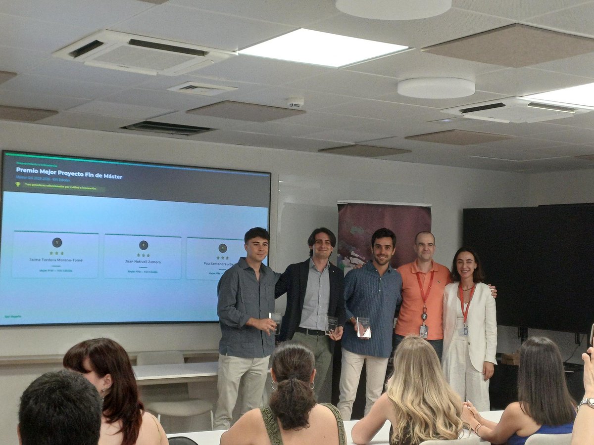 Esri_Spain's tweet photo. Hoy recordamos la clausura de la 17ª edición del #MasterGISPresencial de Esri España 🎓
Impulsando talento en GIS y tecnología geoespacial.
Enhorabuena a todos los alumnos 👏
💡 Nueva edición ya abierta: https://t.co/tDMyAC23zb
#GIS #EsriEspaña https://t.co/xln03RbcGf