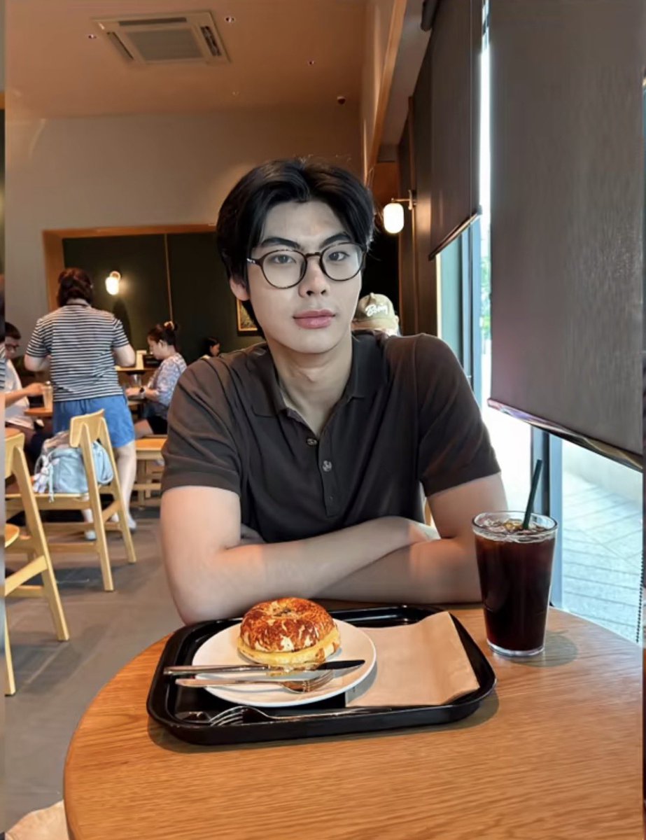 JvJlr9d's tweet photo. วิ่งแลกแว่น                                     แว่น 

#ท่านโปรดคลื่น #theewave #tthi_eks #waavetnp https://t.co/X8uHIqgbL1