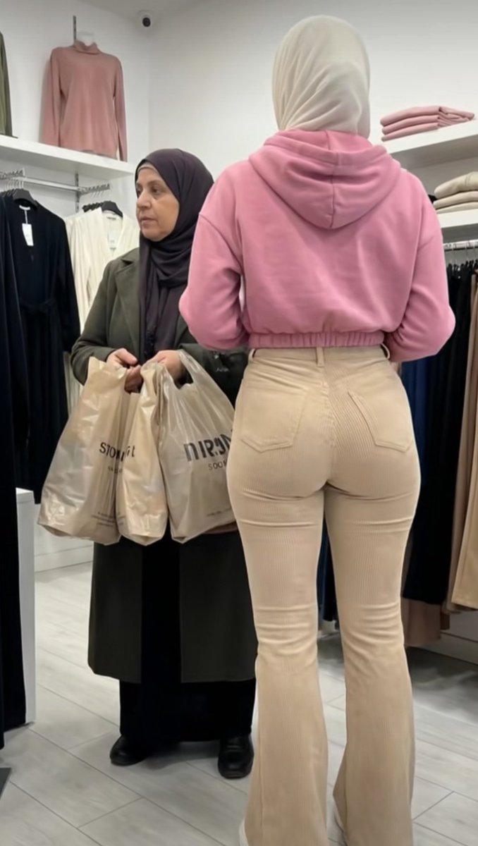 RAMAfiew1's tweet photo. حجاب ومسلمة 😂😂😂😂
اهم شي تورجينا طيزها https://t.co/LgPvKRbaIH