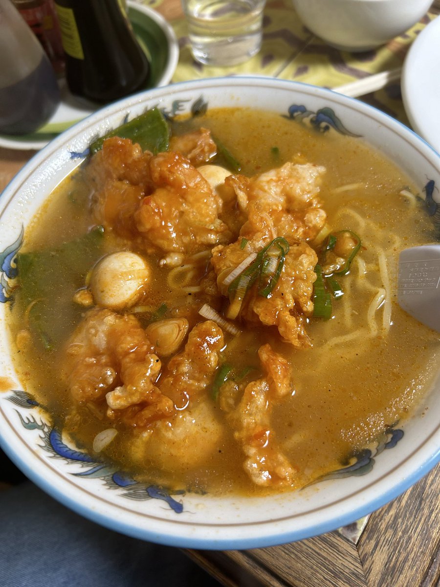 hiyota_potato's tweet photo. 函館・大森・ぶんぶく茶釜
大魔王タンタンメン・エビチリラーメン

夜、行って来たよー！
私は、辛いの食べたかったから、大魔王タンタンメン。ここのベトナムラーメンの辛いバージョン！大魔王〜つくと辛いやつなのかな…相変わらず具沢山で、すくって食べるレンゲも親切…うま https://t.co/LVEzo6gecq