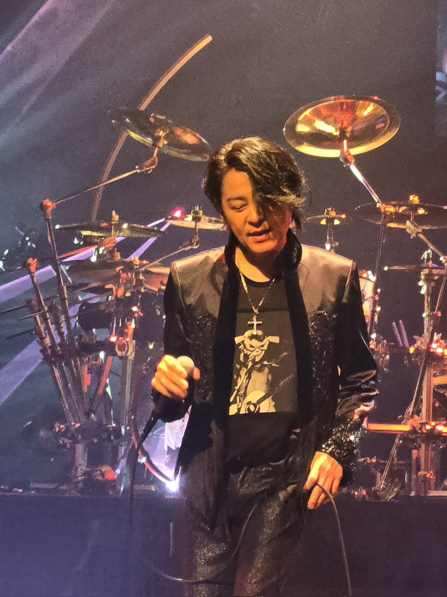 lapislazuli41's tweet photo. この人差し指に引っ掛けられたコードやポッケになりたい…
(/// ^///)

このTシャツにも釘付けでしたw

 #LUNASEA
 #LUNAPIC 
 #UNENDINGJOURNEY
 #RYUICHI
 #愛知芸術劇場20260705 https://t.co/8S2qpup01B