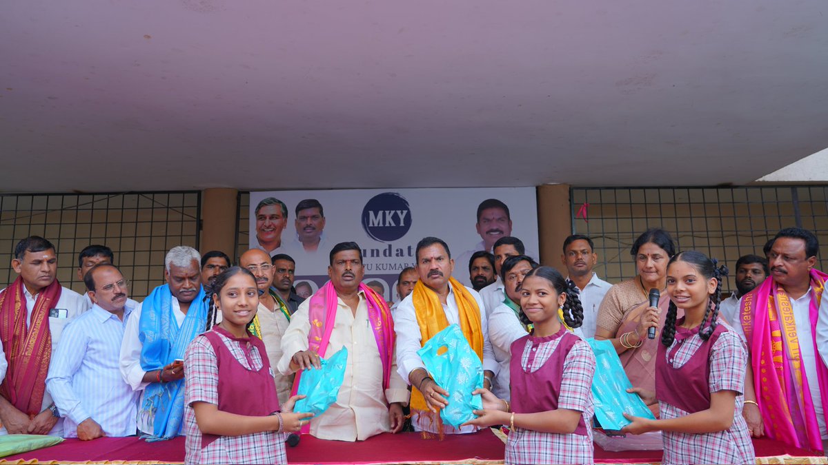 GMRMLAPTC's tweet photo. ఇష్టంతో చదవండి..లక్ష్యాన్ని సాధించండి..

పటాన్చెరు శాసన సభ్యులు గూడెం మహిపాల్ రెడ్డి 

పటాన్చెరు 

ఇష్టపడి చదివి..క్రమశిక్షణతో ముందుకు సాగితే ఎంతటి లక్ష్యాన్ని అయినా సాధించవచ్చని పటాన్చెరు శాసన సభ్యులు గూడెం మహిపాల్ రెడ్డి అన్నారు. 

సోమవారం పటాన్చెరు డివిజన్ పరిధిలోని జిల్లా పరిషత్ బాలికల మరియు బాలుర ఉన్నత పాఠశాలలో ఎంకేవై ఫౌండేషన్ ఆధ్వర్యంలో ఏర్పాటు చేసిన  పదవ తరగతి ప్రతిభావంతులకు నగదు పురస్కారల పంపిణీ కార్యక్రమానికి ఎమ్మెల్యే జిఎంఆర్ ముఖ్యఅతిథిగా హాజరయ్యారు. 

ఈ సందర్భంగా పటాన్చెరు మాజీ కార్పొరేటర్ మెట్టు కుమార్ ఆధ్వర్యంలో ఏర్పాటుచే సిన ఎంకేవై ఫౌండేషన్ ఆధ్వర్యంలో పదవ తరగతిలో 500కు పైగా మార్కులు సాధించిన 30 మంది విద్యార్థులకు 5000 రూపాయల చొప్పున నగదు పురస్కారాలను పంపిణీ చేశారు. 

ఈ సందర్భంగా ఎమ్మెల్యే జిఎంఆర్ మాట్లాడుతూ ప్రతి విద్యార్థి జీవితంలో పదవ తరగతి అత్యంత కీలకమని అన్నారు. కార్పొరేట్ విద్యాసంస్థలకు దీటుగా ప్రభుత్వ విద్యాసంస్థల్లో నాణ్యమైన విద్యను అందిస్తూ భవిష్యత్తుకు బంగారు బాటను వేస్తున్నామని తెలిపారు. పటాన్చెరు నియోజకవర్గ పరిధిలోని ప్రభుత్వ విద్యాసంస్థల్లో అత్యాధునిక సౌకర్యాలతో పాటు ఆధునిక వసతులతో కూడిన భవనాలు నిర్మించి అందుబాటులోకి తేవడం జరిగిందని తెలిపారు. పటాన్చెరు కేంద్రంలో కేజీ నుండి పీజీ వరకు ప్రభుత్వ విద్యాసంస్థలు ఏర్పాటు చేయడం జరిగిందని గుర్తు చేశారు. ప్రభుత్వ విద్యా సంస్థల్లో నాణ్యమైన విద్యను అందించడం మూలంగా అడ్మిషన్లు సైతం దొరకని పరిస్థితులు ఏర్పడుతున్నాయని తెలిపారు. ప్రతి సంవత్సరం నియోజకవర్గం వ్యాప్తంగా  10వ తరగతి విద్యార్థులకు మానసిక వికాస శిక్షణ తరగతులతో పాటు 

విద్యార్థులను ప్రోత్సహించేలా కార్యక్రమాలు చేపట్టడం పట్ల మాజీ కార్పొరేటర్ మెట్టు కుమార్ యాదవ్ ను అభినందించారు. 

ఈ కార్యక్రమంలో  మార్కెట్ కమిటీ మాజీ చైర్మన్ విజయ్ కుమార్, మండల విద్యా శాఖ అధికారి నాగేశ్వరరావు, సీనియర్ నాయకులు అశోక్, ప్రభాకర్, వెంకటేష్, రాజు, ఇమ్రాన్, ఉపాధ్యాయులు పాల్గొన్నారు.