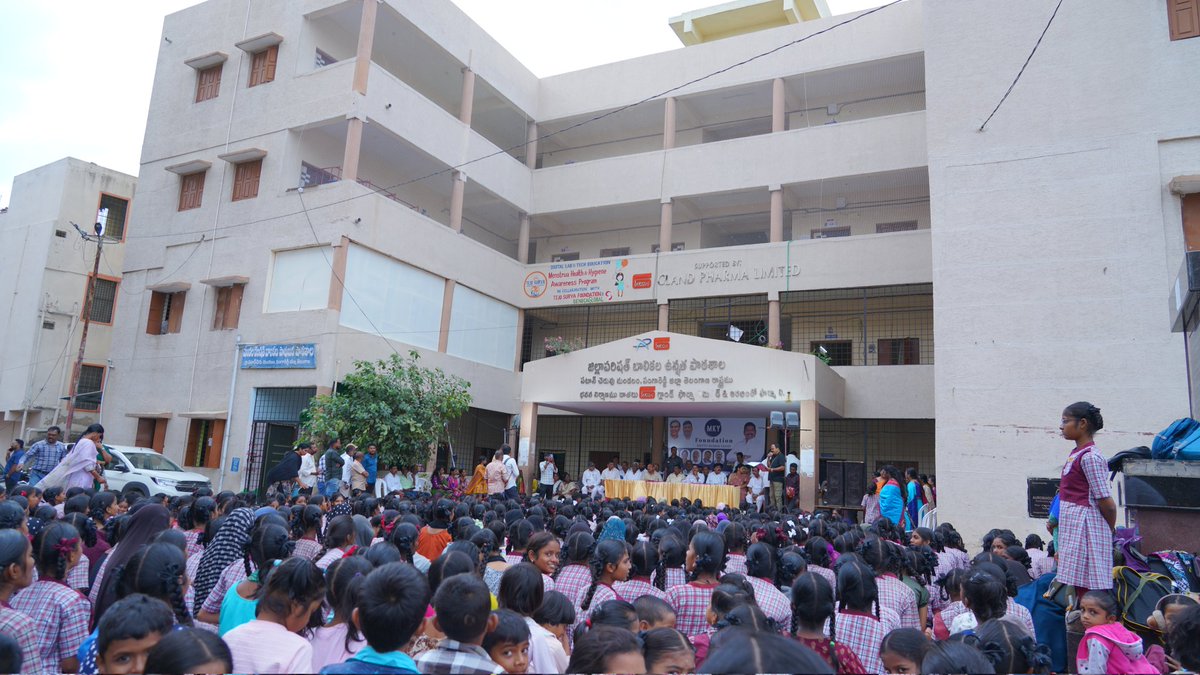 GMRMLAPTC's tweet photo. ఇష్టంతో చదవండి..లక్ష్యాన్ని సాధించండి..

పటాన్చెరు శాసన సభ్యులు గూడెం మహిపాల్ రెడ్డి 

పటాన్చెరు 

ఇష్టపడి చదివి..క్రమశిక్షణతో ముందుకు సాగితే ఎంతటి లక్ష్యాన్ని అయినా సాధించవచ్చని పటాన్చెరు శాసన సభ్యులు గూడెం మహిపాల్ రెడ్డి అన్నారు. 

సోమవారం పటాన్చెరు డివిజన్ పరిధిలోని జిల్లా పరిషత్ బాలికల మరియు బాలుర ఉన్నత పాఠశాలలో ఎంకేవై ఫౌండేషన్ ఆధ్వర్యంలో ఏర్పాటు చేసిన  పదవ తరగతి ప్రతిభావంతులకు నగదు పురస్కారల పంపిణీ కార్యక్రమానికి ఎమ్మెల్యే జిఎంఆర్ ముఖ్యఅతిథిగా హాజరయ్యారు. 

ఈ సందర్భంగా పటాన్చెరు మాజీ కార్పొరేటర్ మెట్టు కుమార్ ఆధ్వర్యంలో ఏర్పాటుచే సిన ఎంకేవై ఫౌండేషన్ ఆధ్వర్యంలో పదవ తరగతిలో 500కు పైగా మార్కులు సాధించిన 30 మంది విద్యార్థులకు 5000 రూపాయల చొప్పున నగదు పురస్కారాలను పంపిణీ చేశారు. 

ఈ సందర్భంగా ఎమ్మెల్యే జిఎంఆర్ మాట్లాడుతూ ప్రతి విద్యార్థి జీవితంలో పదవ తరగతి అత్యంత కీలకమని అన్నారు. కార్పొరేట్ విద్యాసంస్థలకు దీటుగా ప్రభుత్వ విద్యాసంస్థల్లో నాణ్యమైన విద్యను అందిస్తూ భవిష్యత్తుకు బంగారు బాటను వేస్తున్నామని తెలిపారు. పటాన్చెరు నియోజకవర్గ పరిధిలోని ప్రభుత్వ విద్యాసంస్థల్లో అత్యాధునిక సౌకర్యాలతో పాటు ఆధునిక వసతులతో కూడిన భవనాలు నిర్మించి అందుబాటులోకి తేవడం జరిగిందని తెలిపారు. పటాన్చెరు కేంద్రంలో కేజీ నుండి పీజీ వరకు ప్రభుత్వ విద్యాసంస్థలు ఏర్పాటు చేయడం జరిగిందని గుర్తు చేశారు. ప్రభుత్వ విద్యా సంస్థల్లో నాణ్యమైన విద్యను అందించడం మూలంగా అడ్మిషన్లు సైతం దొరకని పరిస్థితులు ఏర్పడుతున్నాయని తెలిపారు. ప్రతి సంవత్సరం నియోజకవర్గం వ్యాప్తంగా  10వ తరగతి విద్యార్థులకు మానసిక వికాస శిక్షణ తరగతులతో పాటు 

విద్యార్థులను ప్రోత్సహించేలా కార్యక్రమాలు చేపట్టడం పట్ల మాజీ కార్పొరేటర్ మెట్టు కుమార్ యాదవ్ ను అభినందించారు. 

ఈ కార్యక్రమంలో  మార్కెట్ కమిటీ మాజీ చైర్మన్ విజయ్ కుమార్, మండల విద్యా శాఖ అధికారి నాగేశ్వరరావు, సీనియర్ నాయకులు అశోక్, ప్రభాకర్, వెంకటేష్, రాజు, ఇమ్రాన్, ఉపాధ్యాయులు పాల్గొన్నారు.